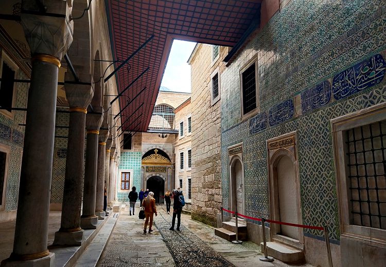 Войдя на территорию гарема турист попадает в обстановку изолированного город