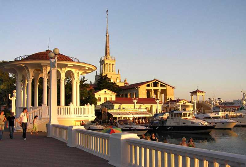 Прогулка по Морскому вокзалу Сочи - обязательный туристический маршрут