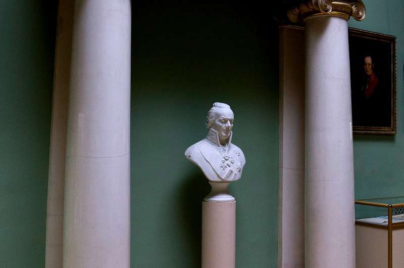 В зале Николаевском можно увидеть скульптурный бюст Н.Б.Юсупова