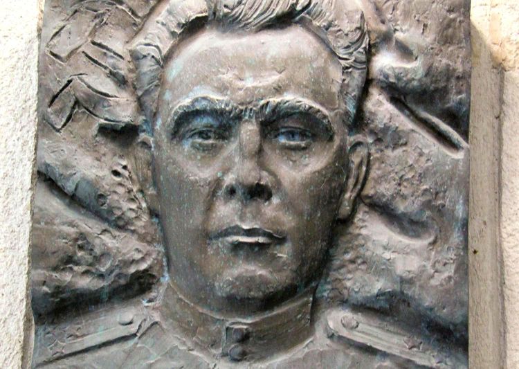 В портретной галерее героев обороны можно увидеть и барельеф Л.И.Брежнева 