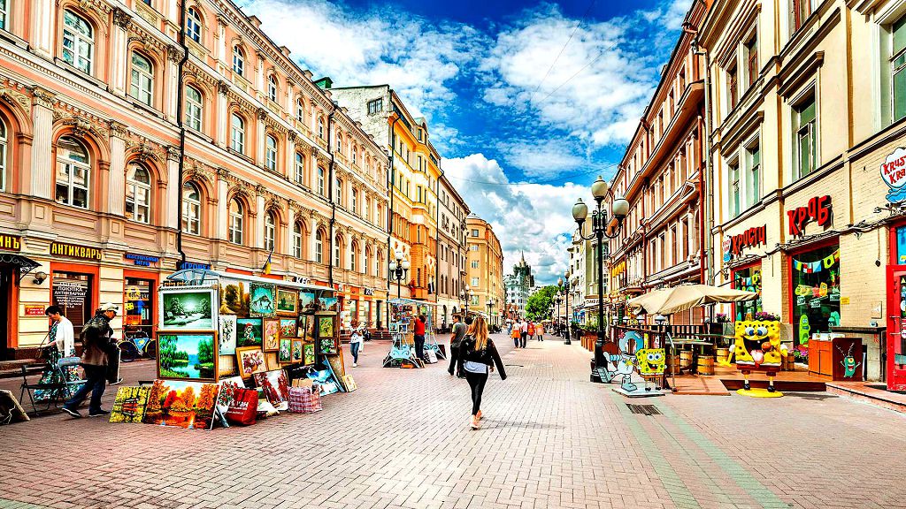 Арбат заполнился магазинами и местными художниками