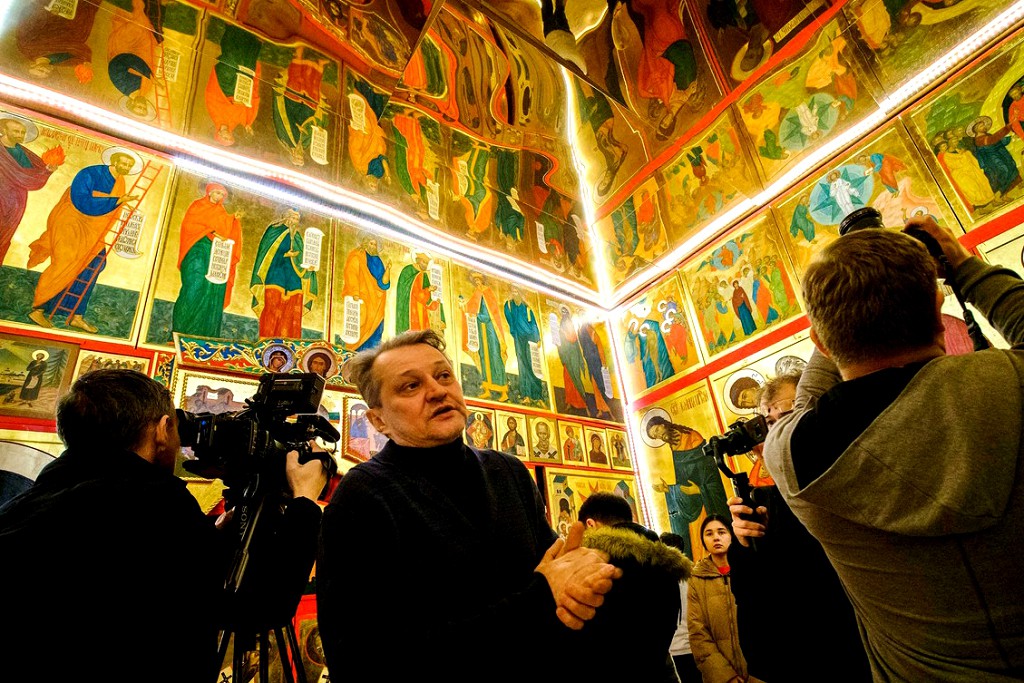 Зал "Камля краеугольной веры" очень небольшой и наполненный иконами Ильгиза Ханова