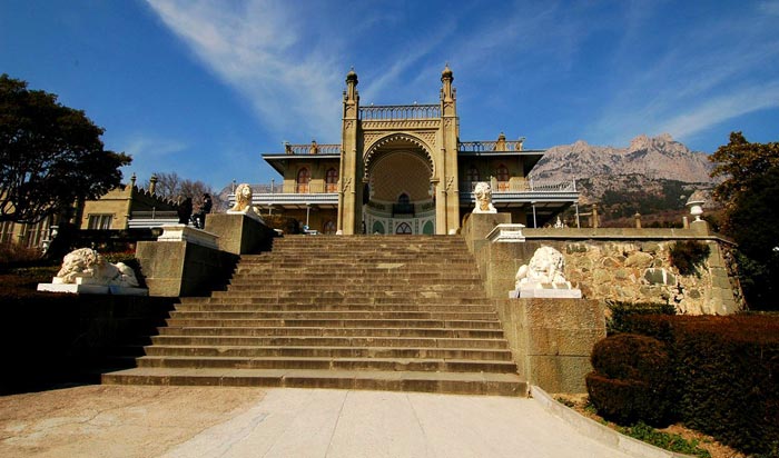 Львиная терраса расположена у Южного фасада дворца