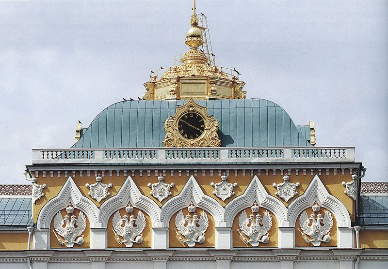 Купол дворца украшал удивительно красивый декор, часы и флагшток