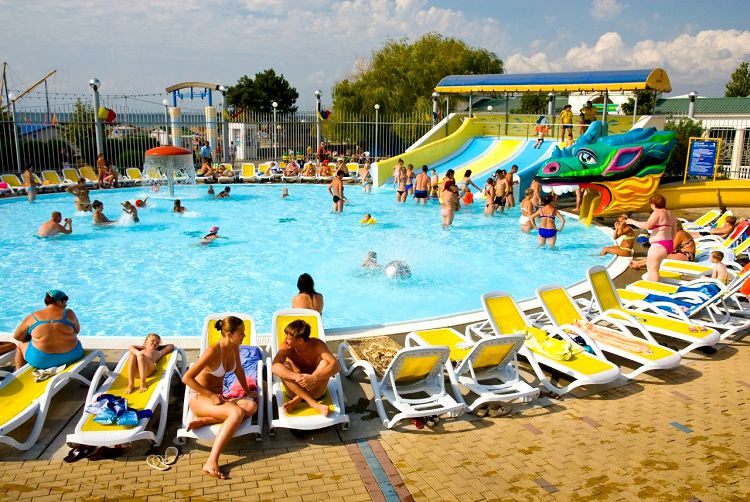 Вокруг детского бассейна имеется множество шезлонгов для родителей