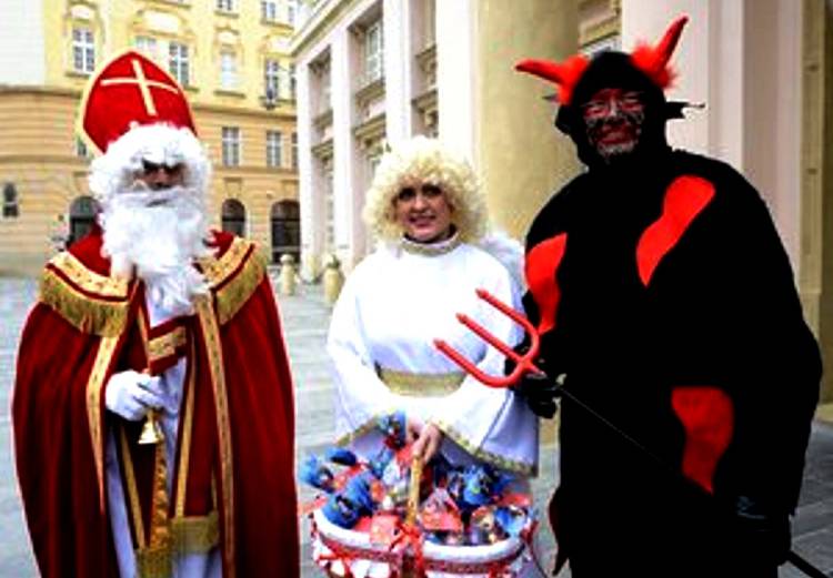 Св.Николай гуляет по улицам в сопровождении Ангела и Черта