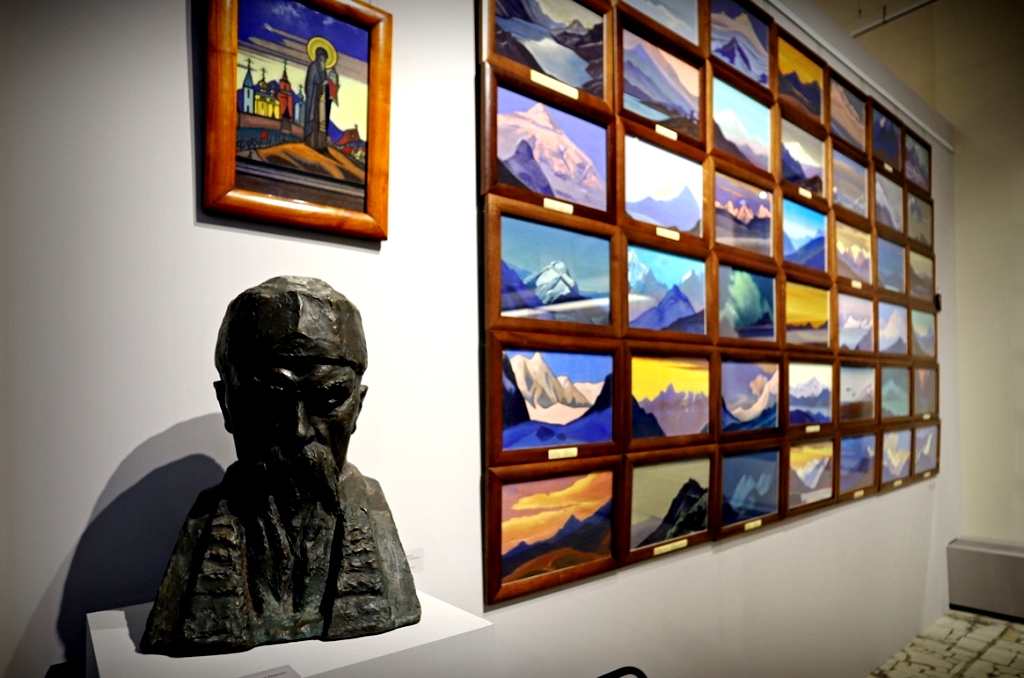 Сегодня Музей Востока выставляет здесь работы отца и сына Рерихов