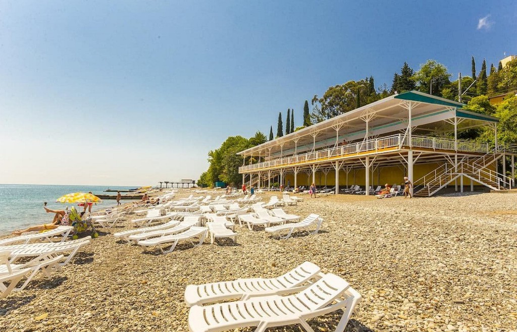 Пляж у одноименного пансионата