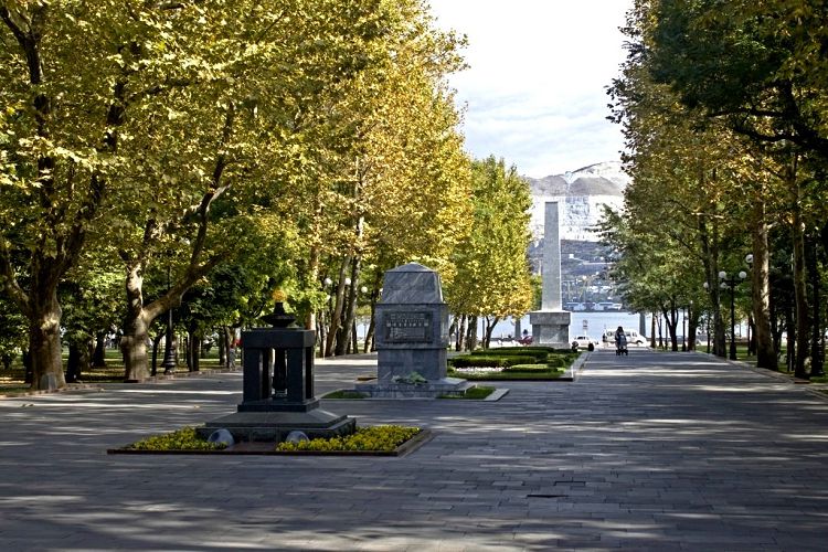 В жару отдыхающие проводят время у воды или же в тени парков и скверов