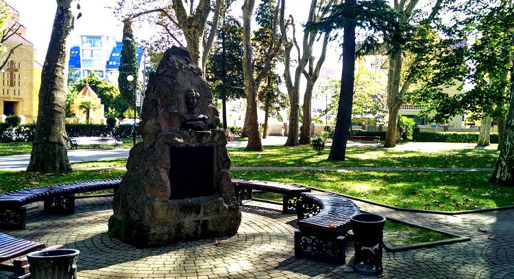 Памятник погибшему в Адлере декабристу является главной достопримечательностью парка