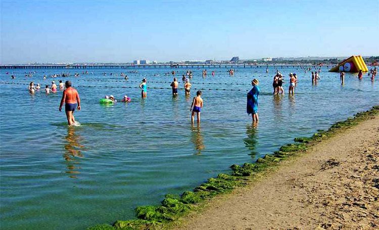 На Лечебном пляже можно удачно сочетать отдых и лечение 