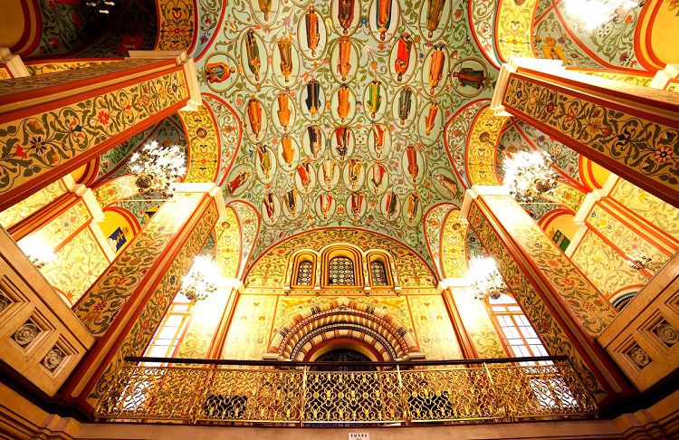 В Парадных сенях можно рассматривать потолочную роспись очень долго