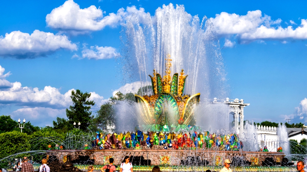В центре Площади колхозов был размещен волшебный фонтан "Каменный цветок"