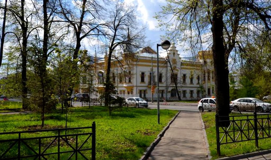 Сегодня Юнусовская площадь потерялась в четырех разбитых здесь скверах