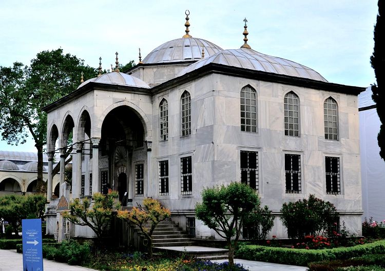 Для хранения книжных фолиантов было построено специальное здание библиотеки