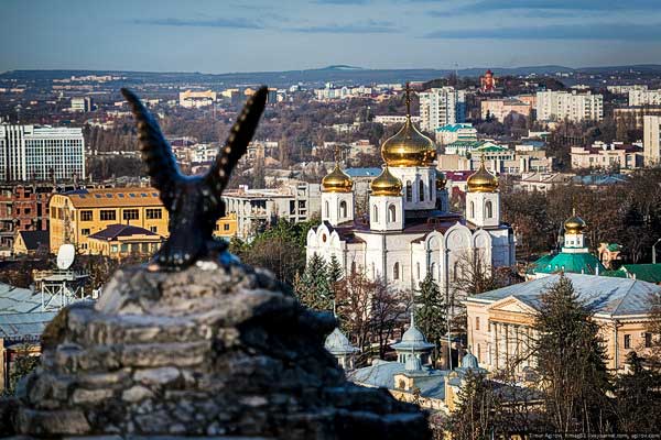 Скульптура бронзового орла - символ КавМинВод