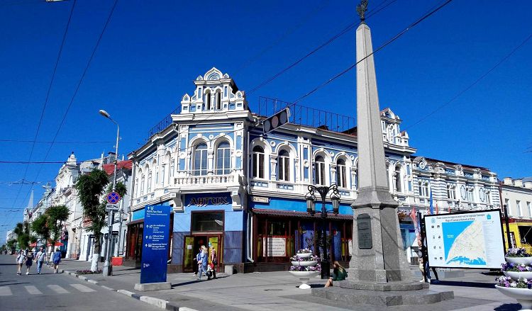 На Улице Куйбышева находится Обелиск 150-летию Самарской губернии