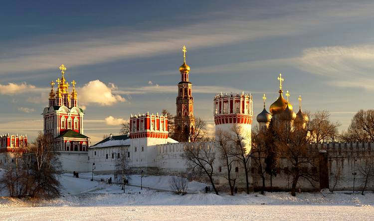 Зимой красота строений Новодевичьего монастыря раскрывается по новому