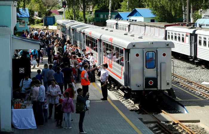 Многие посетители парка желают прокатиться на Детской железной дороге 