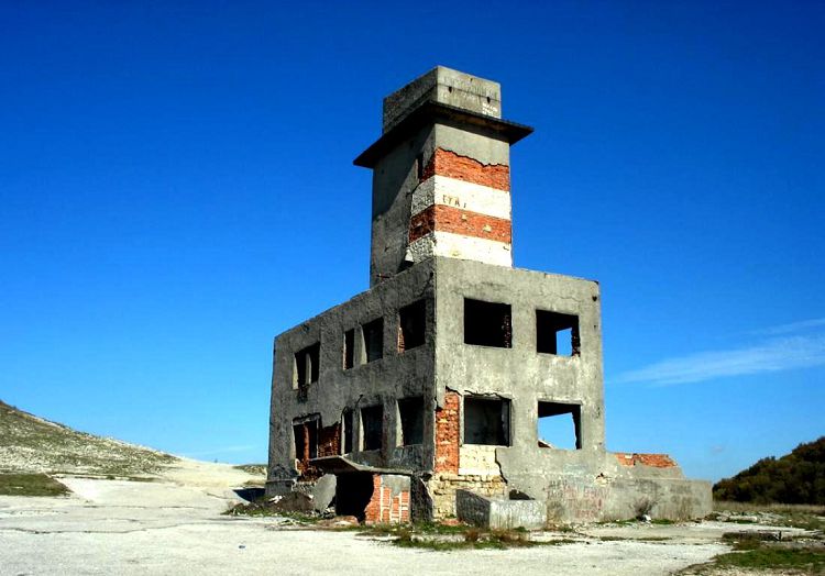 Подобные легенды навевают унылые руины бывшего ресторана