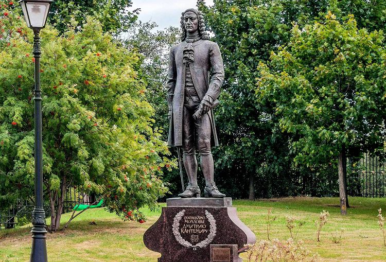Памятник Дмитрию Кантемиру выполнен скульптором К.Константиновым