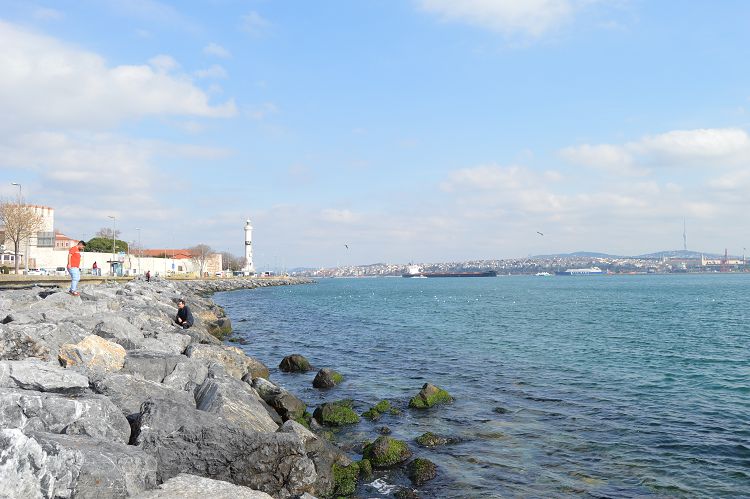 В теплый день можно обойтись футболкой В теплый день можно обойтись футболкой