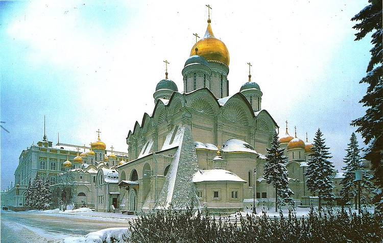 Архангельский собор украшает кремлевскую территорию с начала 15 века