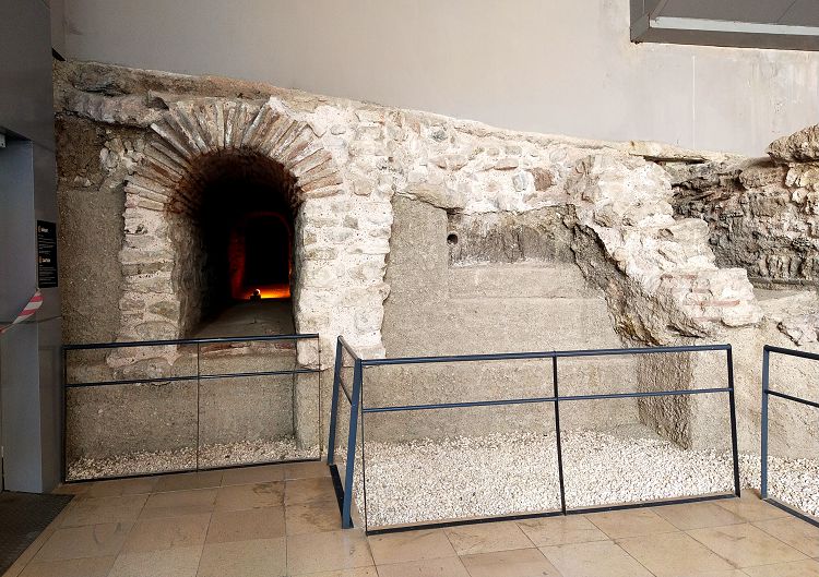 Под слоями земли Дворца Ибрагима Паши были обнаружены остатки сооружений Ипподрома