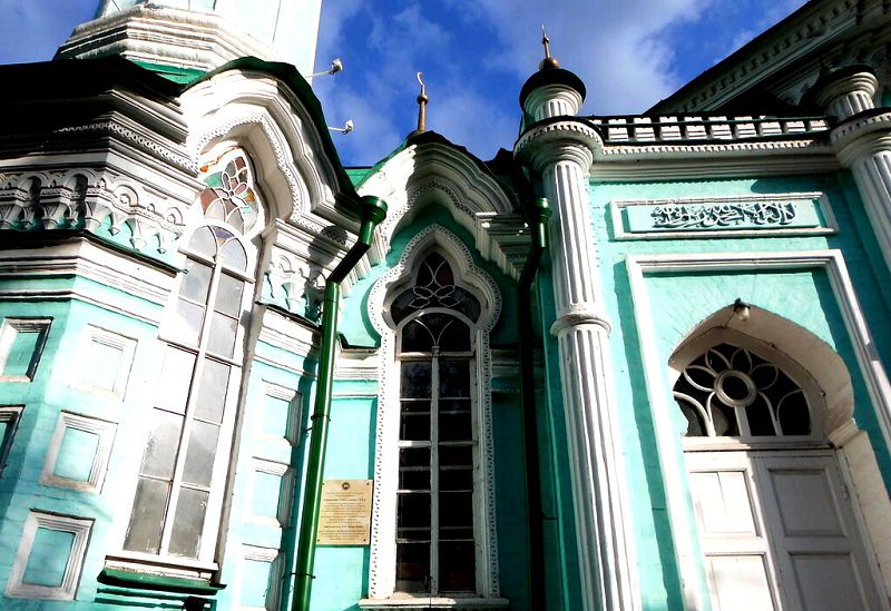 Архитектурный декор мечети очень нарядный и праздничный