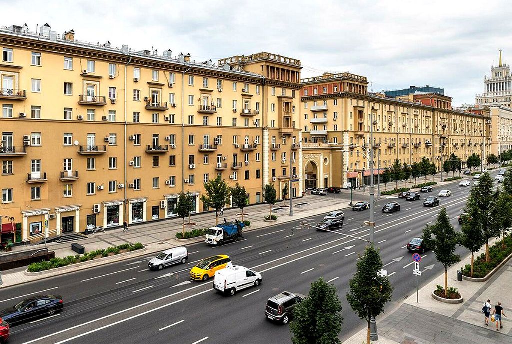 Дома № 1 и 3 были построены в довоенный период, а позже достроены вверх на три этаже