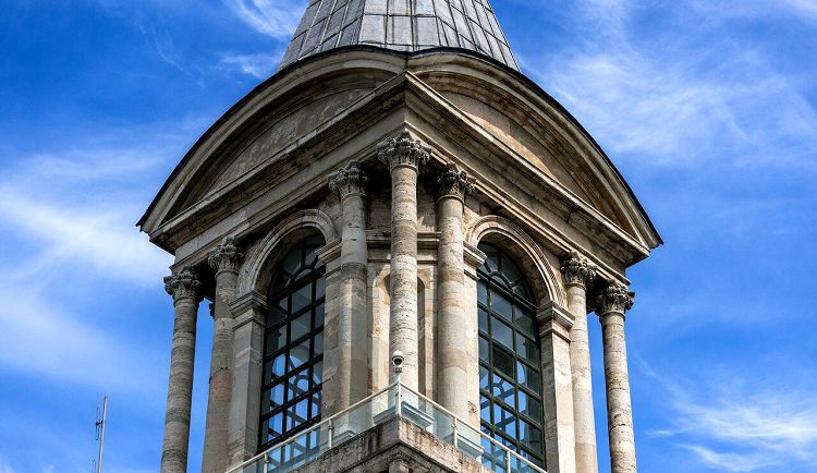 Башня Правосудия является архитектурной доминантой Второго двора и частью Дивана