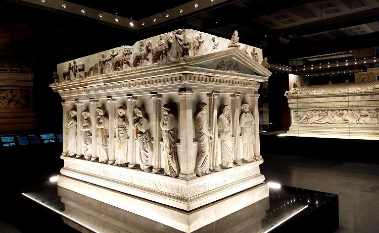 При осмотре района Фатих надо обязательно побывать в Археологическом музее