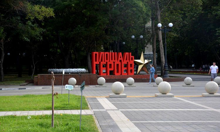 После Великой Отечественной войны здесь появилась Площадь героев