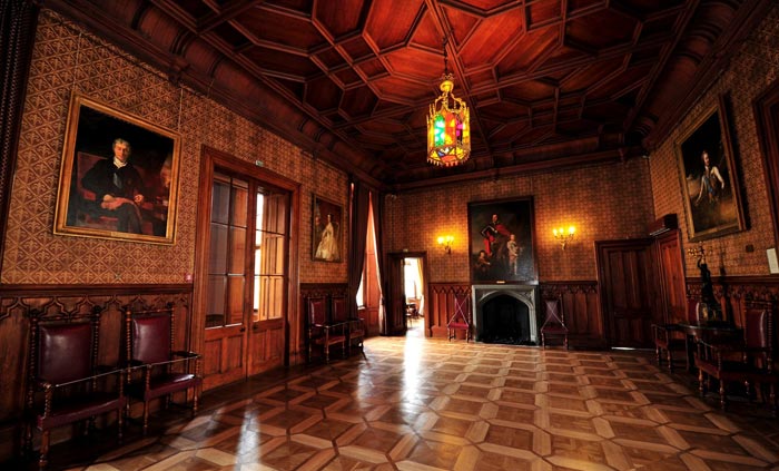 В парадной гостиной сохранился и паркет и дубовый потолок