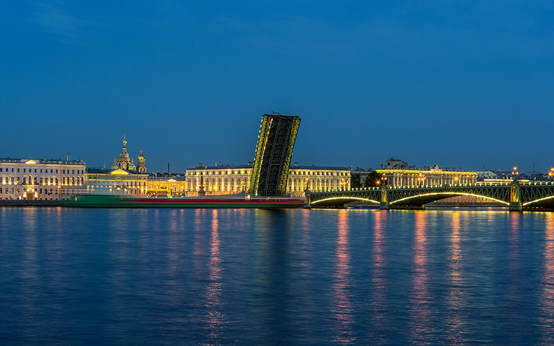 Троицкий мост фото разведенный