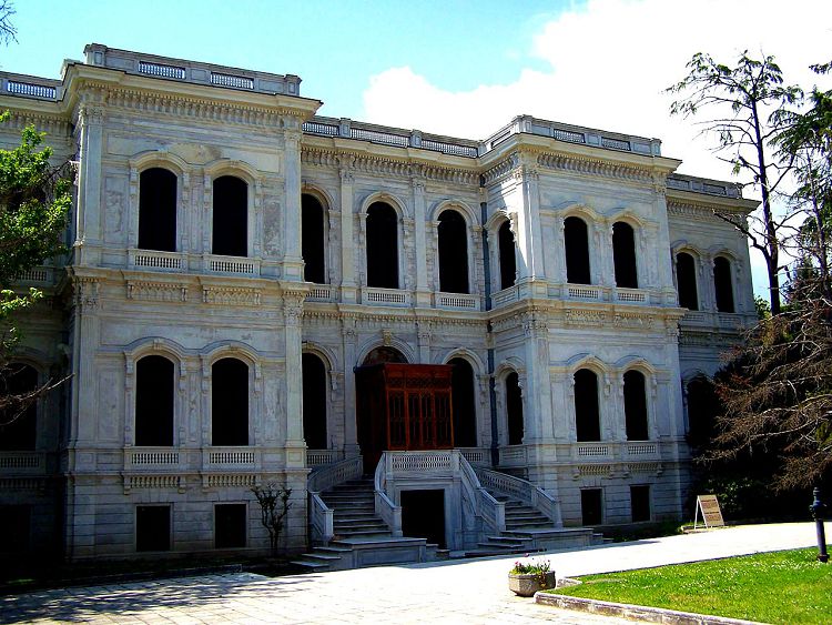 Гран Мабейна - самое монументальное строение Первого двора