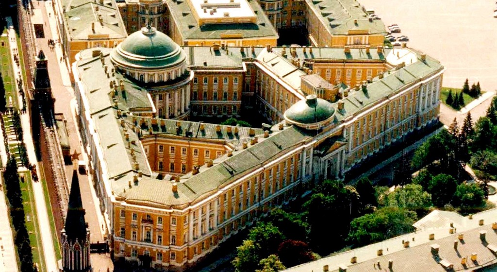 Здание Сенатского дворца имеет треугольную форму