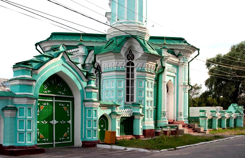 Основной объем всех мечетей находится под углом к вектору улицы