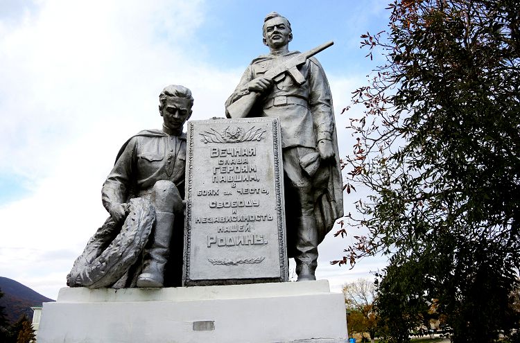 И в Мысхако и в Новороссийске имеется множество памятников защитникам Малой земли