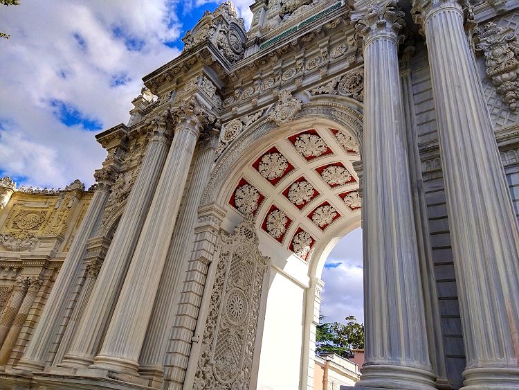 На территорию дворца все туристы проходят под аркой Ворот Сокровищ