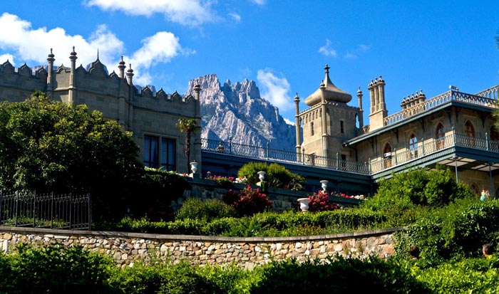 Силуэт дворца является гармоничным продолжением силуэта Ай-Петри