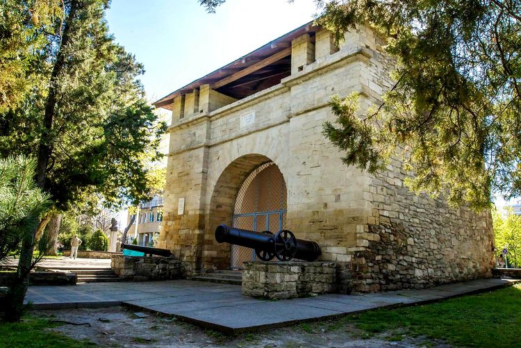 С 1854 года данные ворота стали называться "Русскими воротами"