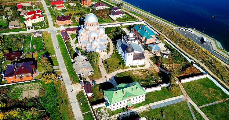 Свияжский Иоанно-Предтеченский монастырь находится на края горы Круглой