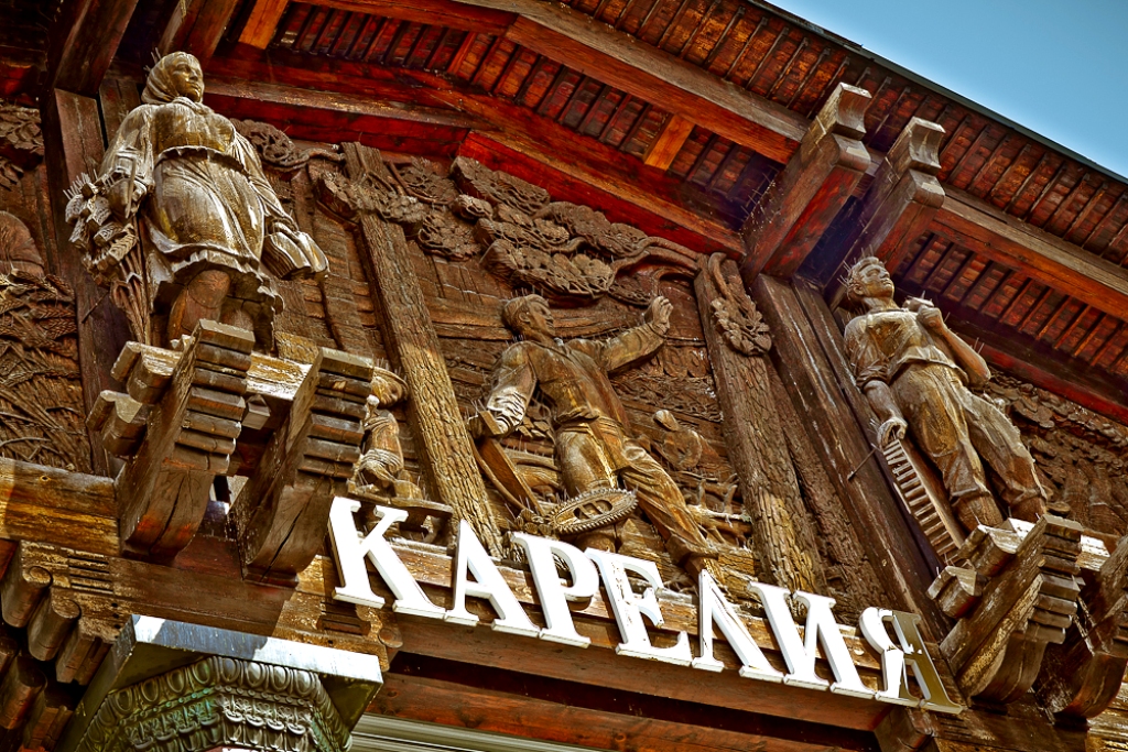 Чтобы рассмотреть все детали деревянной резьбы, надо подойти к павильону поближе