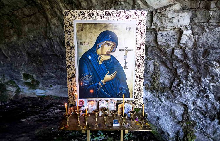 В Гроте находится единственная икона - Ахштырской богоматери