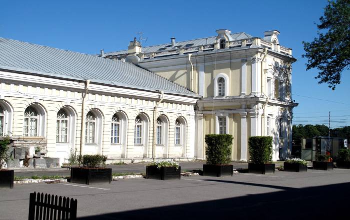 Здания Манежа и флигель представляют собой единое целое