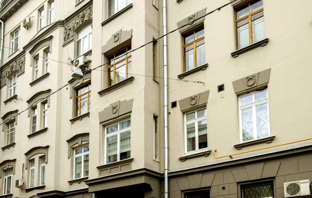 Фасад Доходного дома № 4 имеет интересные барельефные вставки 