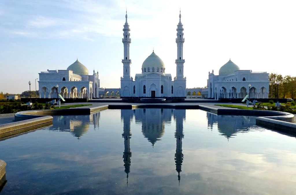 Белая мечеть - сегодня самое красивое и посещаемое место Малого городка
