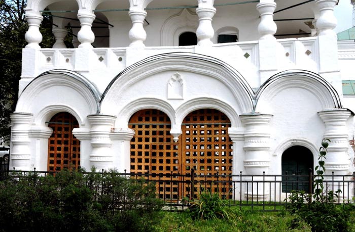 Святые врата - прежний въезд на территорию храма Рождества Христова