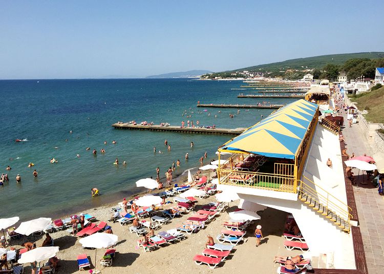 Пляжи "Энергетика" и "Голубой дали" являются двухуровневыми